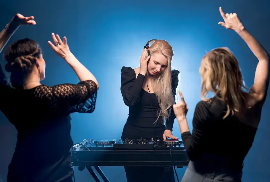 How to Hire Female DJs in UAE (1)