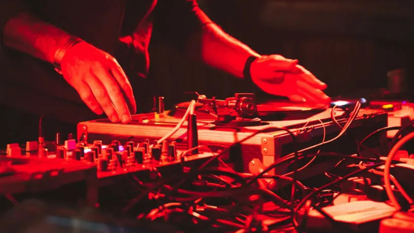 DJ crowd reading skills