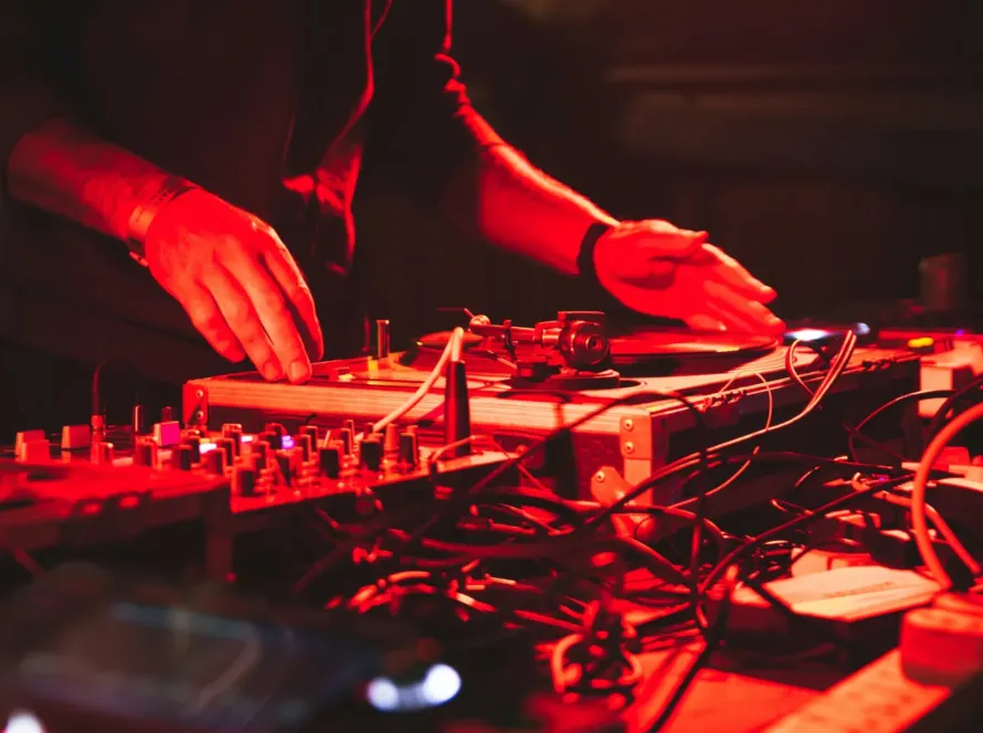 DJ crowd reading skills